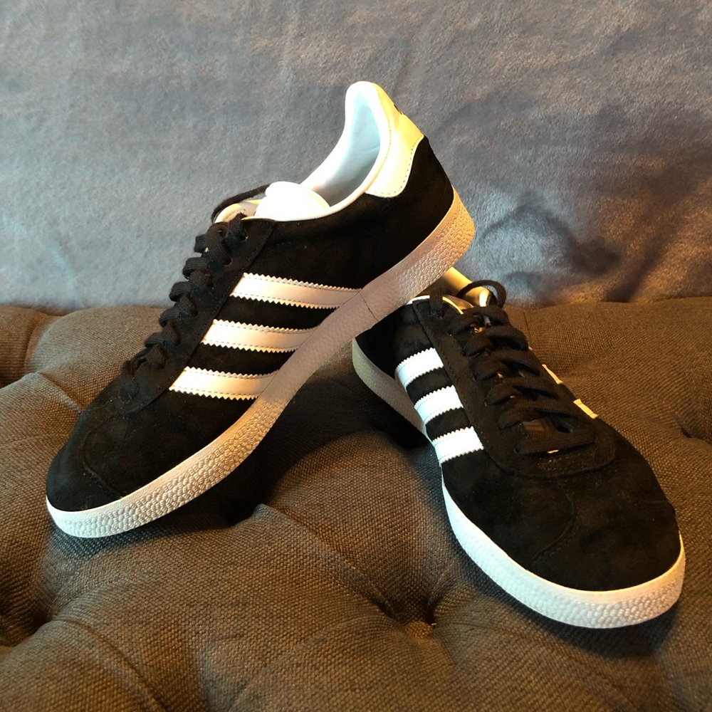 Like NEW!  Adidas Suede Gazelle athletic shoes